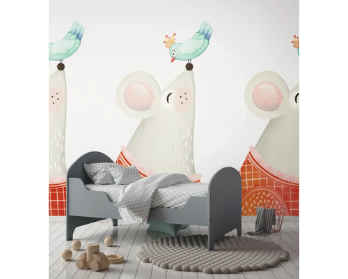 Detská izba s posteľou, kobercom, hračkami a nástennou maľbou s motívmi myší a vtákov.