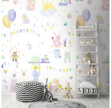 Detská izba s nástennou maľbou so zvieracími motívmi, policovým regálom a sedacím nábytkom