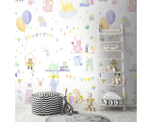 Detská izba s nástennou maľbou so zvieracími motívmi, policovým regálom a sedacím nábytkom