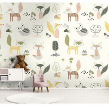 Detská izba s tapetou s motívom líšky, malou skriňou, stoličkou a kobercom