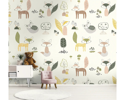 Detská izba s tapetou s motívom líšky, malou skriňou, stoličkou a kobercom