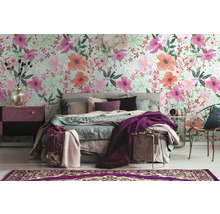 Spálňa s kvetinovou tapetou, posteľou, nočným stolíkom a dekoráciami pre svetlú a príjemnú atmosféru.