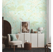 Dekoratívna obývacia izba s exotickou tapetou so vzorom vtákov a rastlín, kreslom a komodou