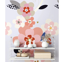 Polica s dekoratívnymi predmetmi pred tapetou so vzorom kvetov