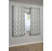 Dva vzorované závesy visia pred oknom