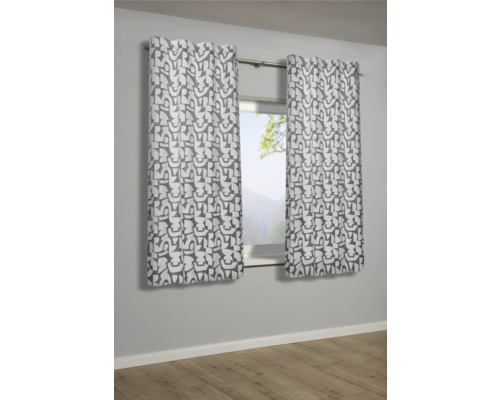 Dva vzorované závesy visia pred oknom