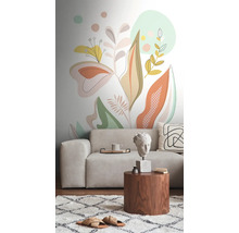 Obývacia izba s pohovkou, konferenčným stolíkom a stenou so vzorom rastlín