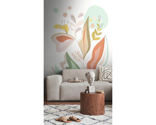 Obývacia izba s pohovkou, konferenčným stolíkom a stenou so vzorom rastlín