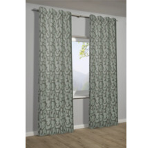 Záclony s geometrickým vzorom v okne