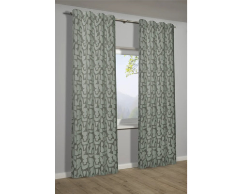 Záclony s geometrickým vzorom v okne