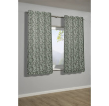 Dekoratívne závesy s abstraktným vzorom pred oknom.