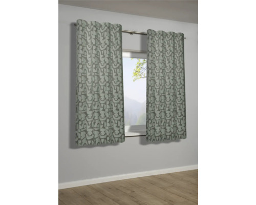 Dekoratívne závesy s abstraktným vzorom pred oknom.