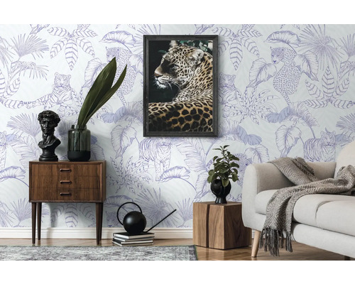 Obývacia izba so vzorovanou tapetou, skrinkou, pohovkou a dekoráciami