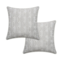 Dva dekoratívne vankúše s geometrickým vzorom do obývacej izby.