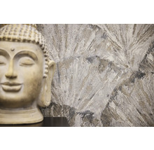 Dekoratívna soška Budhu pred vzorovanou stenou