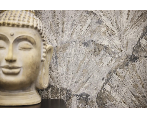 Dekoratívna soška Budhu pred vzorovanou stenou