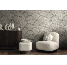 Pohľad do miestnosti so vzorovanou tapetou, skrinkou, kreslom a stoličkou