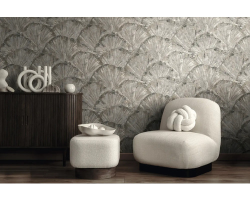 Pohľad do miestnosti so vzorovanou tapetou, skrinkou, kreslom a stoličkou