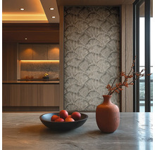 Štýlový interiér s tapetou, misou s ovocím a vázou pre útulnú atmosféru.