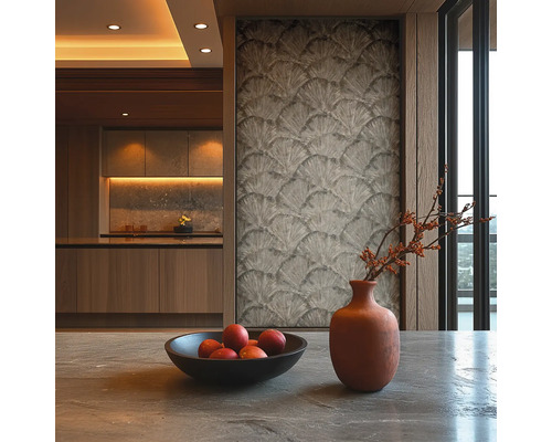 Štýlový interiér s tapetou, misou s ovocím a vázou pre útulnú atmosféru.