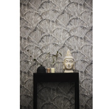 Tapeta s motívom vejára, soška Budhu, váza a sviečky na čiernom stole