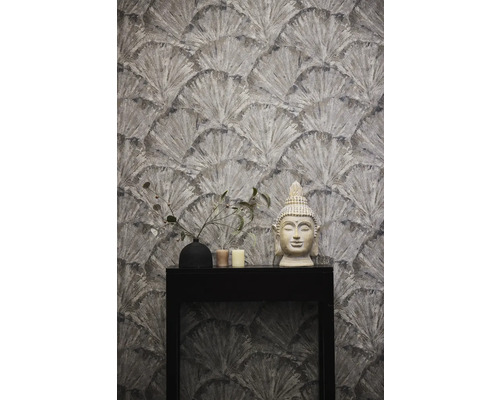 Tapeta s motívom vejára, soška Budhu, váza a sviečky na čiernom stole