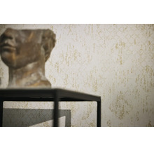 Detail vzorovanej tapety s dekoratívnym objektom v popredí.