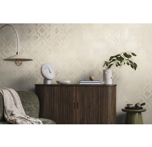 Dekoratívna izba so vzorovanou tapetou, drevenou skriňou a dekoratívnymi predmetmi