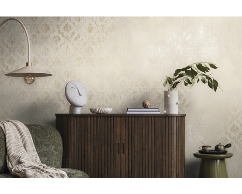 Dekoratívna izba so vzorovanou tapetou, drevenou skriňou a dekoratívnymi predmetmi