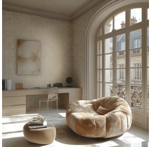 Svetlá miestnosť so stolom, stoličkou, sedacím vakom a veľkým oknom