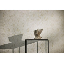 Vzorovaná tapeta so skulptúrou na stole