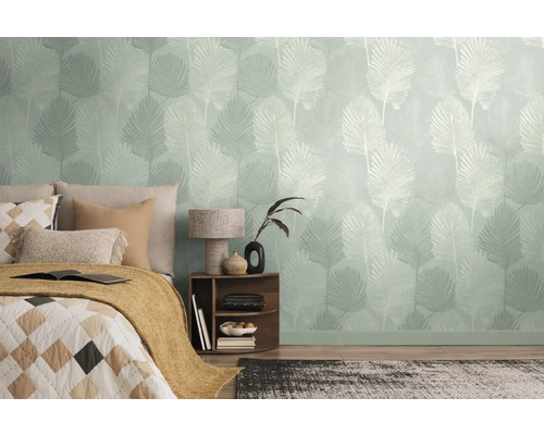 Spálňa s tapetami so vzorom a posteľou s vankúšmi a prikrývkou