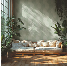 Svetlá miestnosť s pohovkou z paliet, vankúšmi a izbovými rastlinami