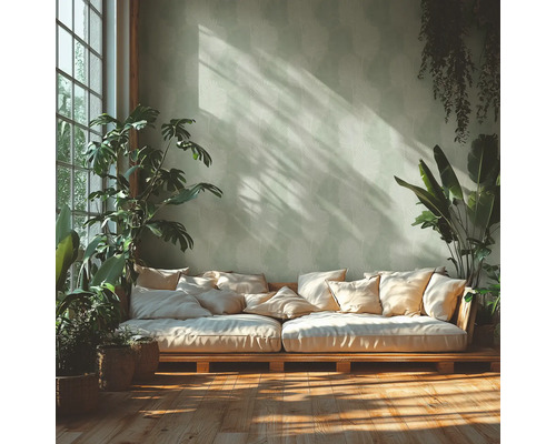 Svetlá miestnosť s pohovkou z paliet, vankúšmi a izbovými rastlinami