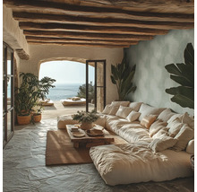 Obývacia izba s veľkou pohovkou, dreveným trámovým stropom a výhľadom na more