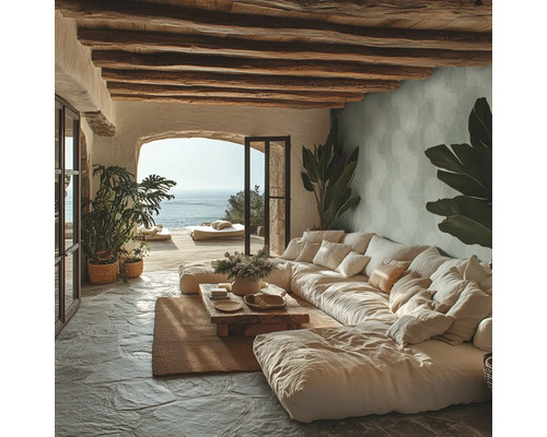 Obývacia izba s veľkou pohovkou, dreveným trámovým stropom a výhľadom na more