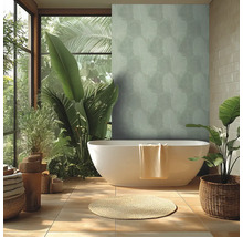 Svetlá kúpeľňa s voľne stojacou vaňou, rastlinami a kvetinovou tapetou pre relaxačnú atmosféru