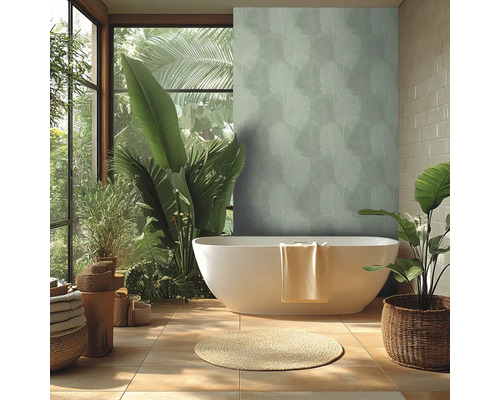 Svetlá kúpeľňa s voľne stojacou vaňou, rastlinami a kvetinovou tapetou pre relaxačnú atmosféru