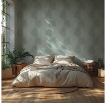 Svetlá spálňa so vzorovanou tapetou, posteľou, nočnými stolíkmi a rastlinami