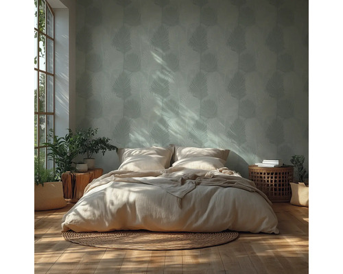 Svetlá spálňa so vzorovanou tapetou, posteľou, nočnými stolíkmi a rastlinami