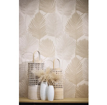 Dekoratívna stena s listovým vzorom a lampášmi