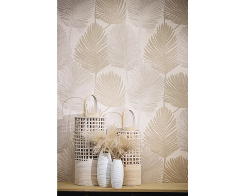 Dekoratívna stena s listovým vzorom a lampášmi