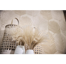 Dekoratívna tapeta so vzorom listov, prútené koše a sušené kvety v bielych vázach