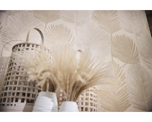 Dekoratívna tapeta so vzorom listov, prútené koše a sušené kvety v bielych vázach