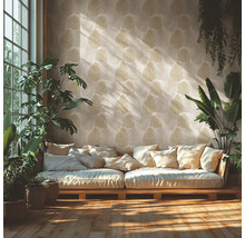 Obývacia izba s pohovkou, izbovými rastlinami a vzorovanou tapetou