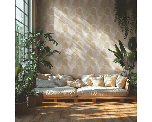 Obývacia izba s pohovkou, izbovými rastlinami a vzorovanou tapetou