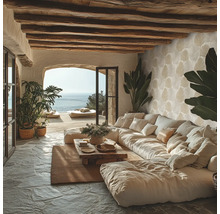 Obývacia izba s veľkou pohovkou, dreveným trámovým stropom a výhľadom na more