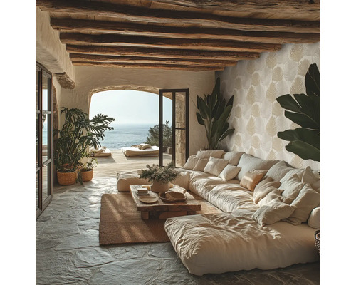 Obývacia izba s veľkou pohovkou, dreveným trámovým stropom a výhľadom na more