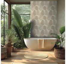 Kúpeľňa s voľne stojacou vaňou, rastlinami a tapetou so vzorom listov pre prirodzenú atmosféru