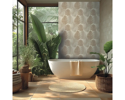 Kúpeľňa s voľne stojacou vaňou, rastlinami a tapetou so vzorom listov pre prirodzenú atmosféru
